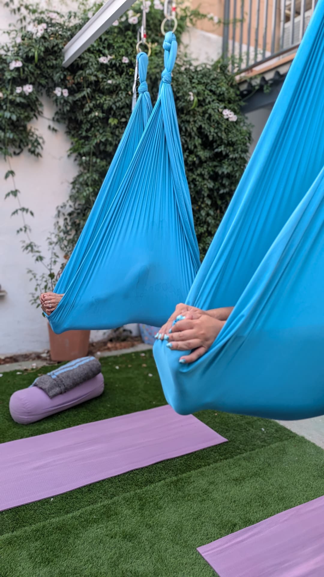 Zona de bienestar al aire libre con telas azules en oasis.colibri
